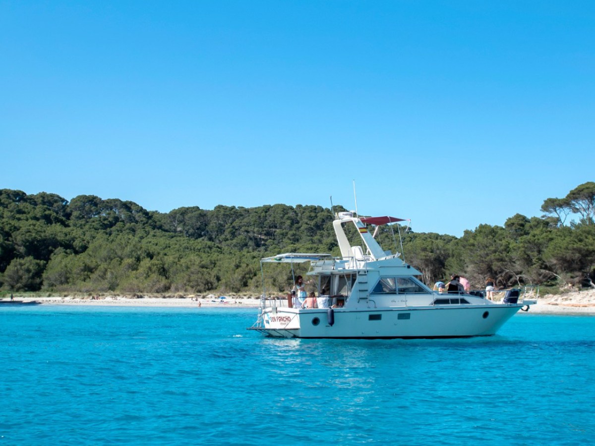 a small boat in a body of water